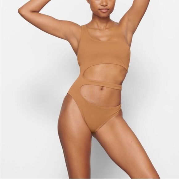 NWT SKIMS ONE SHOULDER MONOKINI SWIMSUIT OCHRE FIRM Nude - Picture 3 of 6